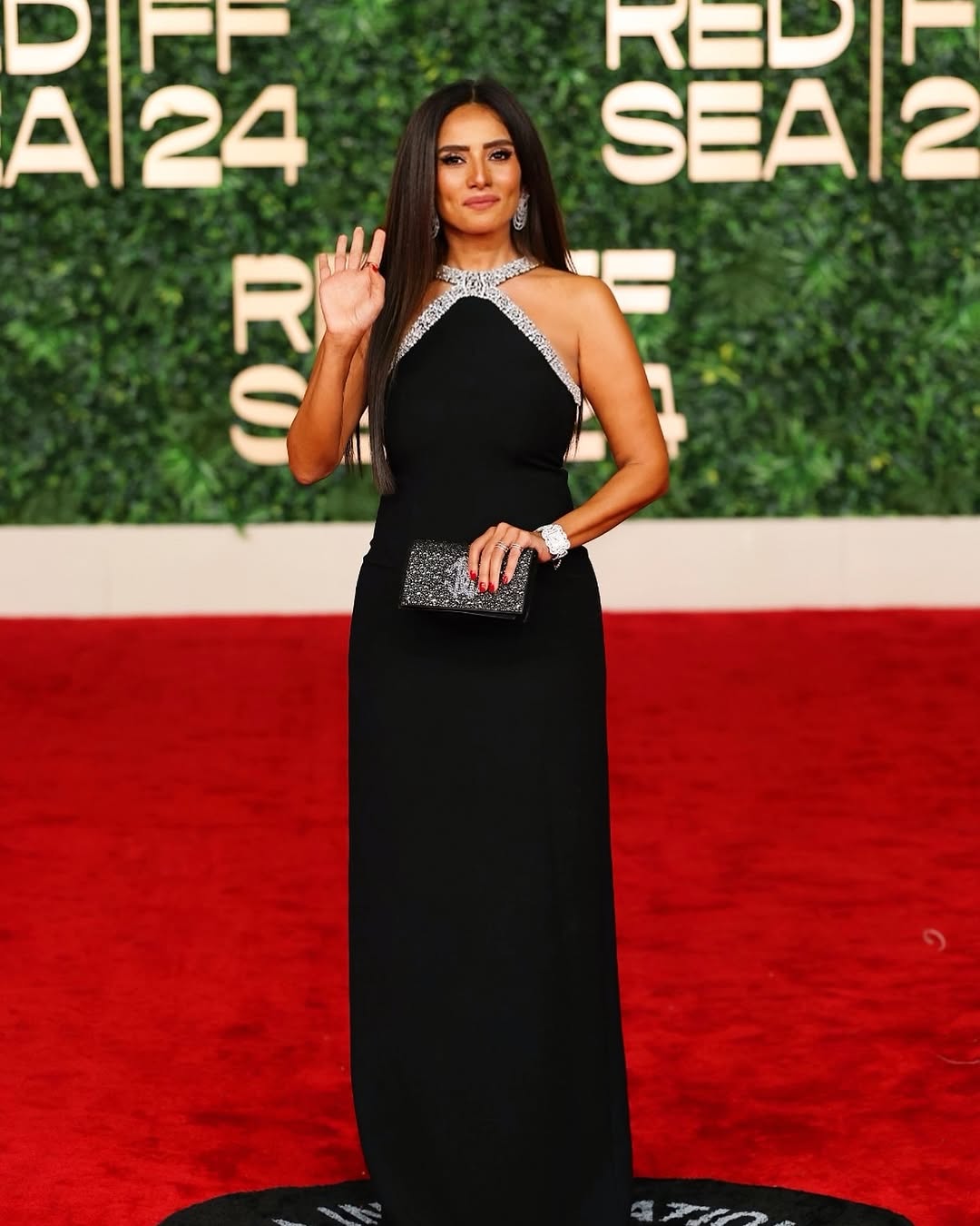 زينة بمجوهرات أنثوية ناعمة مُزينة بحجر الألماس المُفضل لديها